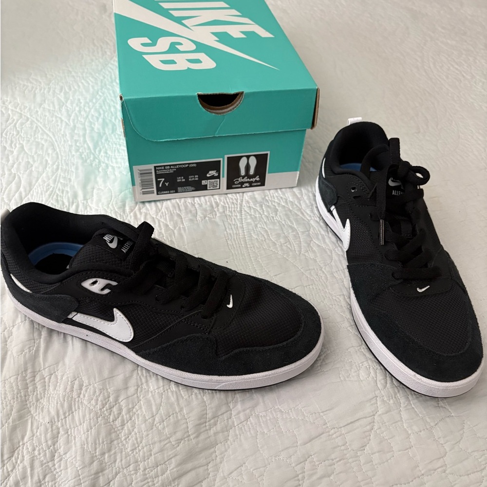 New in box Boys Nike SB Alleyoop shoes size 7y
